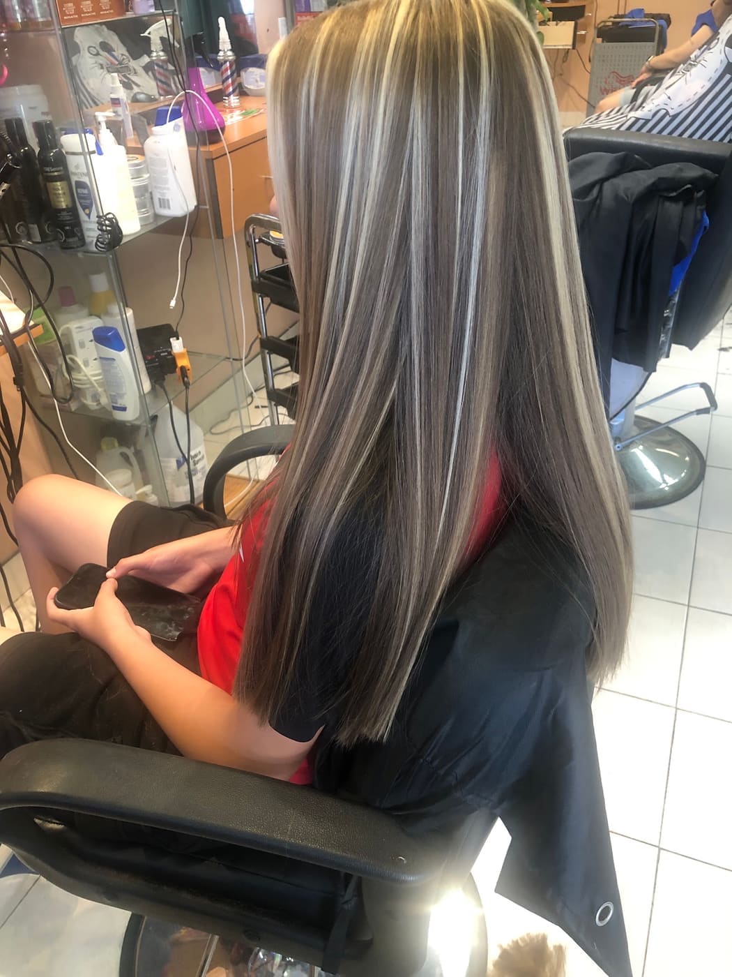 Dimensional highlighted hair colour